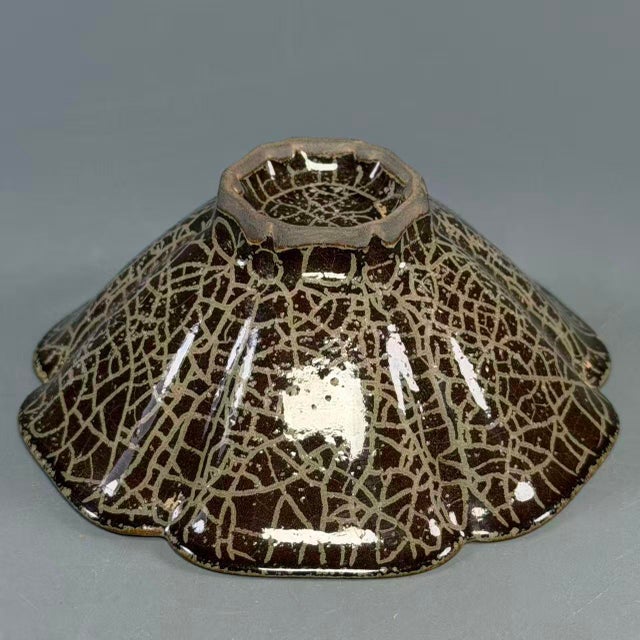15th Century & Earlier Chinese Textured Crackle‑Glaze Foliate‑Form Bowl, Elegant Collectible Floral‑Rim Vessel For Sale - Image 5 of 6