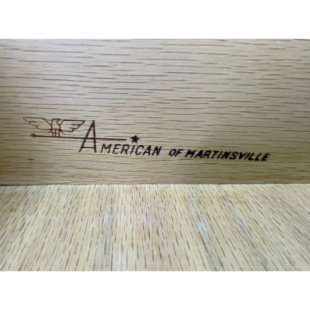 Hollywood Regency Pair of American of Martinsville Transitional Nightstands in Off-White Lacquer With Brass Hardware, C. 1970s For Sale - Image 3 of 12