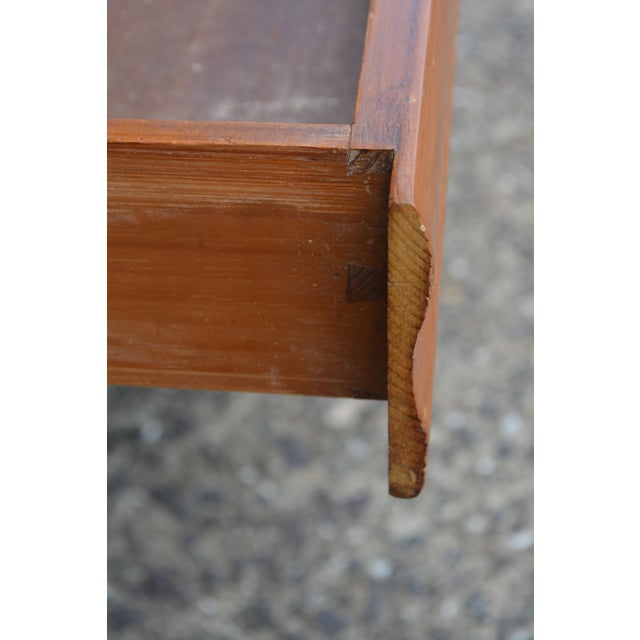 English 1940s Vintage Golden Pine Wood Vanity / Dressing Table W/ 3 Drawers & Swivel Center Mirror For Sale - Image 3 of 18