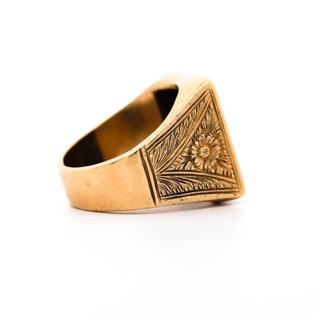 Art Deco Vintage Lapis Lazuli 18k Gold Floral Engraved Square Mens Signet Ring, Size 10.75 For Sale - Image 3 of 11