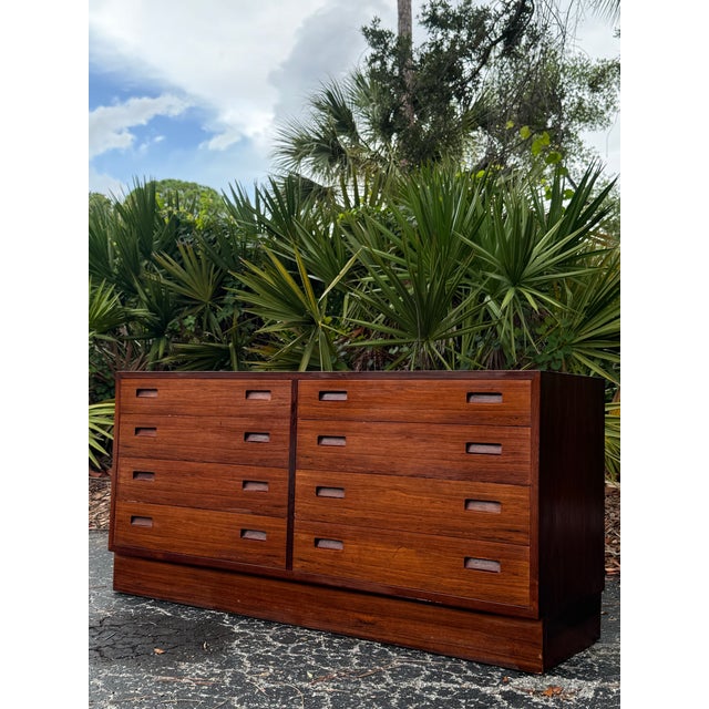 Poul Hundevad Vintage Danish Modern Poul Hundevad Rosewood Dresser Credenza Scandinavian Mid-Century Sideboard For Sale - Image 4 of 8