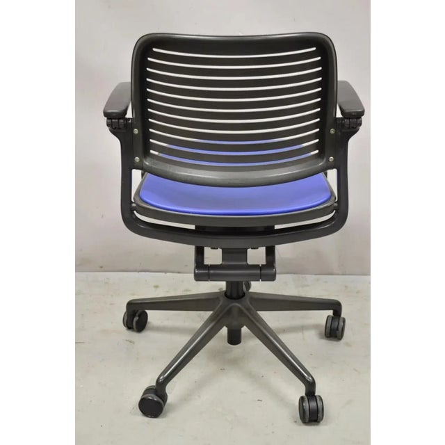 Plastic Late 20th Century Steelcase 487 Cachet Swivel Office Desk Chair With Blue Seat - A Pair For Sale - Image 7 of 10