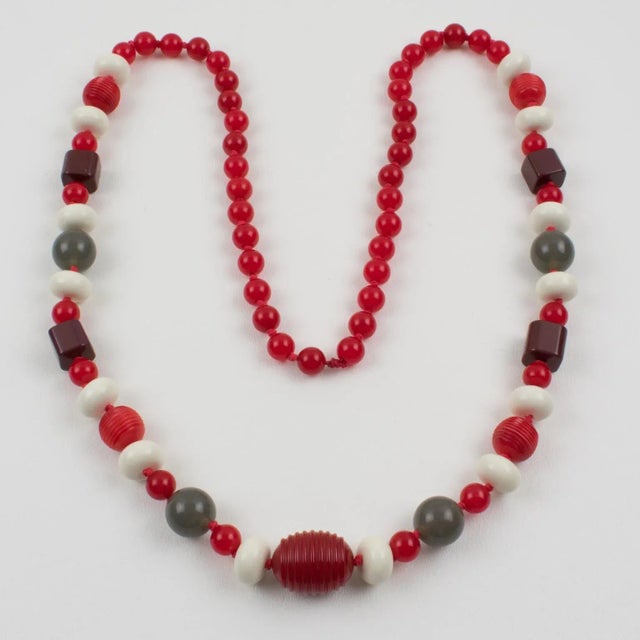 1950s Bakelite and Lucite Long Necklace Gray, White, and Red Colors For Sale - Image 5 of 11