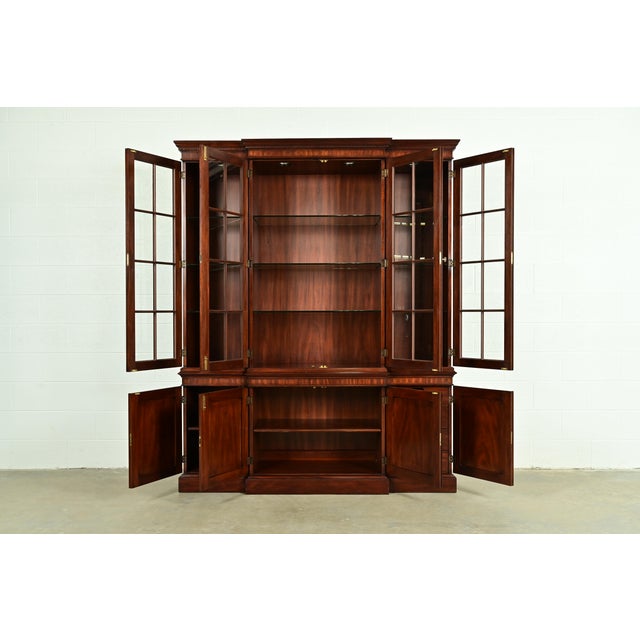 1990s Henkel Harris Georgian Carved Mahogany Lighted Breakfront Bookcase Cabinet For Sale - Image 5 of 18