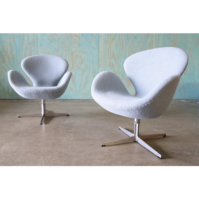1970s 1971 Pair of Swan Chairs Arne Jacobsen for Fritz Hansen Danish Modern Swivel and Rock For Sale - Image 5 of 10
