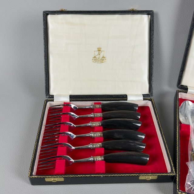 A true jewel from the renowned English company, ready to enhance your most exclusive dinners. This rare and refined six-...