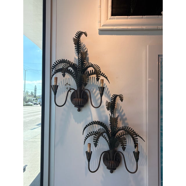 Green Vintage Pair Palm Tree Frond Leaf Wall Light Sconces Metal Tole Tropical Coastal For Sale - Image 8 of 12