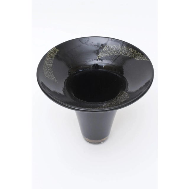 Mid-Century Modern Vintage Murano Black Amethyst and Gold Foil Trumpet Glass Vase by Seguso, 1980's For Sale - Image 3 of 10