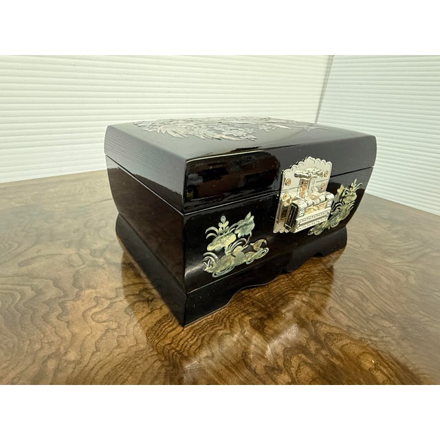Korean Black Lacquer + Mother of Pearl Locking Jewelry Box, Small For Sale In San Francisco - Image 6 of 12