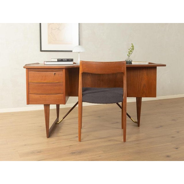 Boomerang Desk, Peter Løvig Nielsen refined design: perfect proportions and a clear attention to detailHigh-quality...