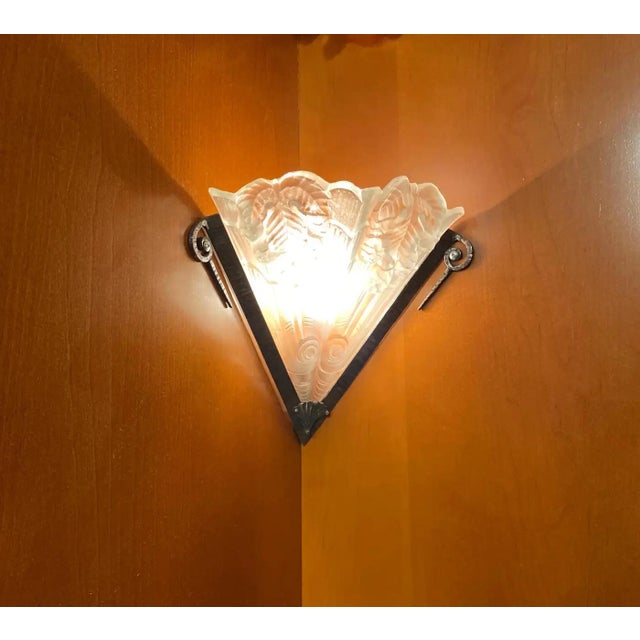 Early 20th Century Pair of French Art Deco Corner Wall Sconces by Noverdy For Sale - Image 5 of 7