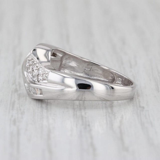 Modern 0.30ctw Diamond Bypass Ring 14k White Gold Size 7 For Sale - Image 3 of 8
