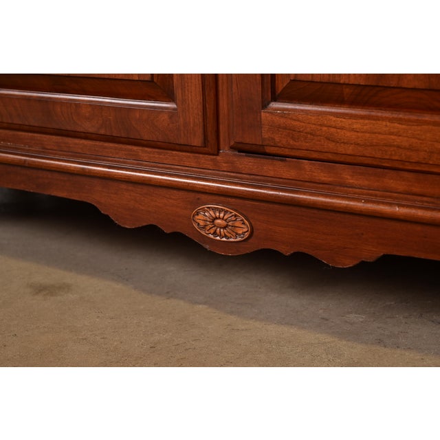 Ethan Allen American Colonial Solid Cherry Wood Sideboard Credenza, Circa 1970s For Sale - Image 10 of 15