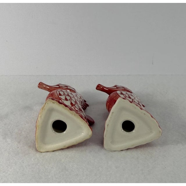 Mid-Century Modern Vintage Andrea by Sadek Coral & White Fish Net Pattern Porcelain Seahorses Figurine - Set of 2 For Sale - Image 3 of 5