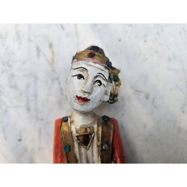 A pre-war wooden carved figure from Burma, a musician, dimensions: height 16.5 cm, width 8 cm, depth 5.5 cm.