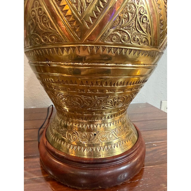 Brass 1930/1940s Large Boho Moroccan Urn Tooled Brass Lamp With Copper and Wood Accents For Sale - Image 8 of 12