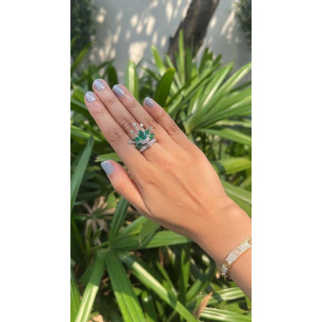 Set in 18k Gold, 3.80 Carats, Natural Zambian Emerald & Diamonds Cocktail Ring, Us Size 6 For Sale - Image 6 of 13