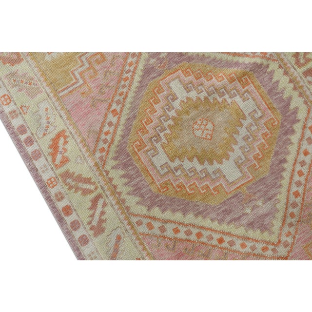 This modern Turkish Oushak rug is a stunning piece of art that has been handwoven using traditional techniques by skilled...