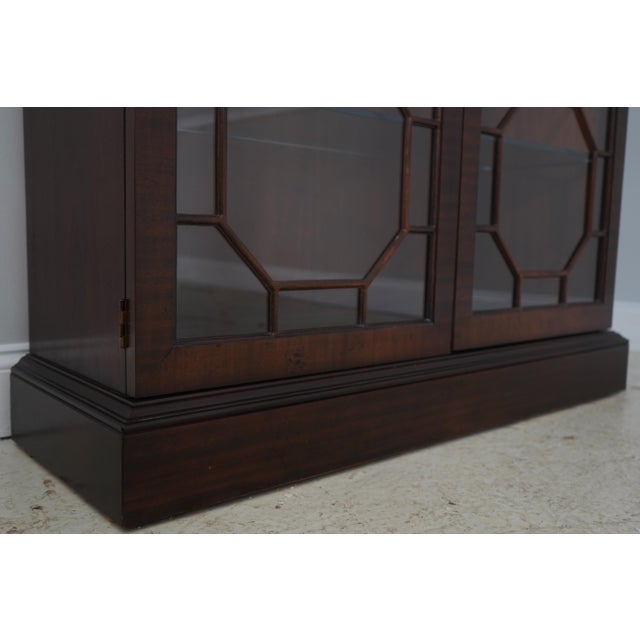 1990s Henredon Chippendale Style 2 Door Mahogany Curio Cabinet For Sale - Image 9 of 15