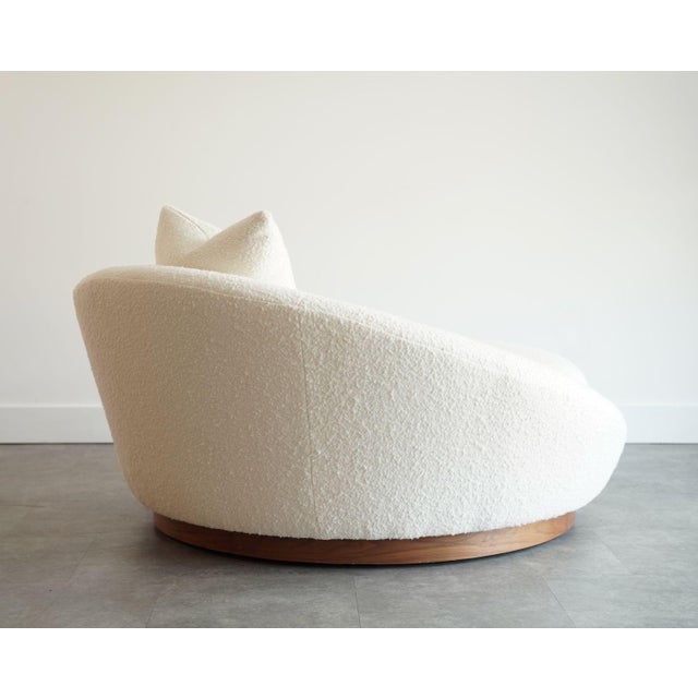 Off-white Milo Baughman Satellite Chaise Lounge in Boucle and Walnut, C. 1970s For Sale - Image 8 of 9
