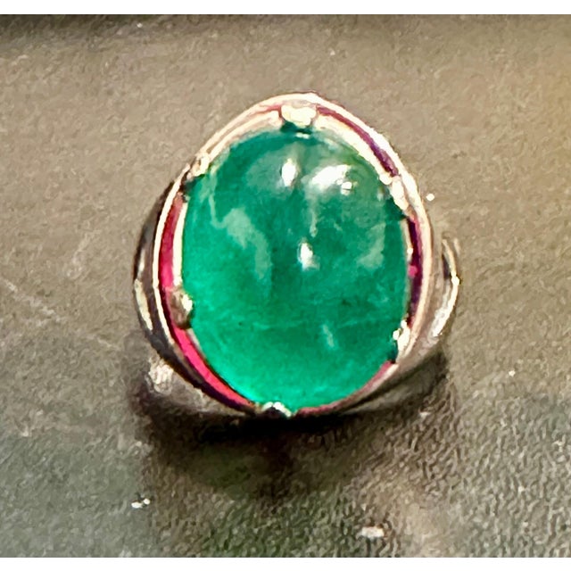 18 Carat Huge Emerald Cabochon 14 Karat White Gold Cocktail Ring Vintage Unisex For Sale - Image 4 of 8