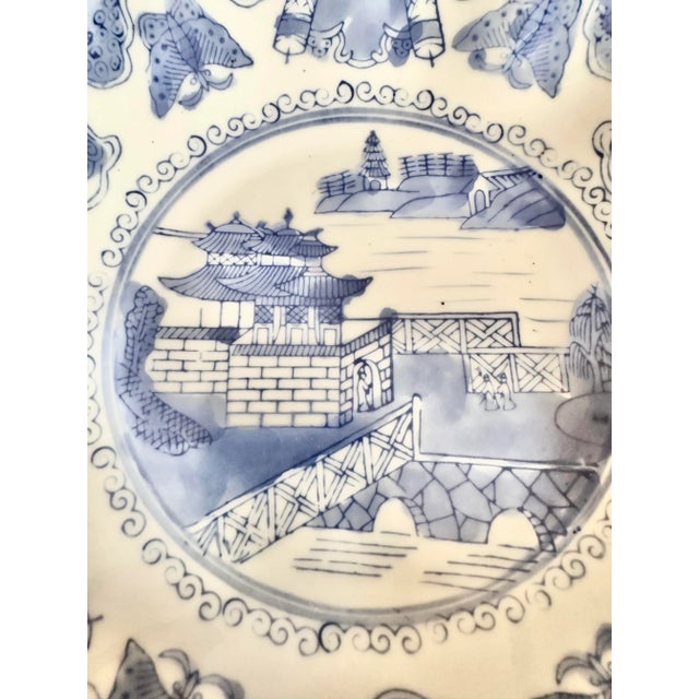 Vintage Hand-Painted Blue and White Chinoiserie Ruffle Bowl With Island Pagoda Scene. For Sale - Image 4 of 10