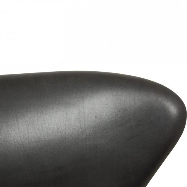 Animal Skin Swan Sofa in Black Grace Leather by Arne Jacobsen, 2019 For Sale - Image 7 of 18