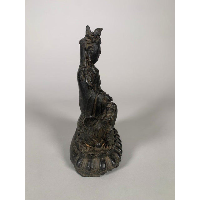 Black Sculpture of a Guanyin Bodhisattva, Ming Dynasty (1368-1644), China, 15th-16th Century For Sale - Image 8 of 11