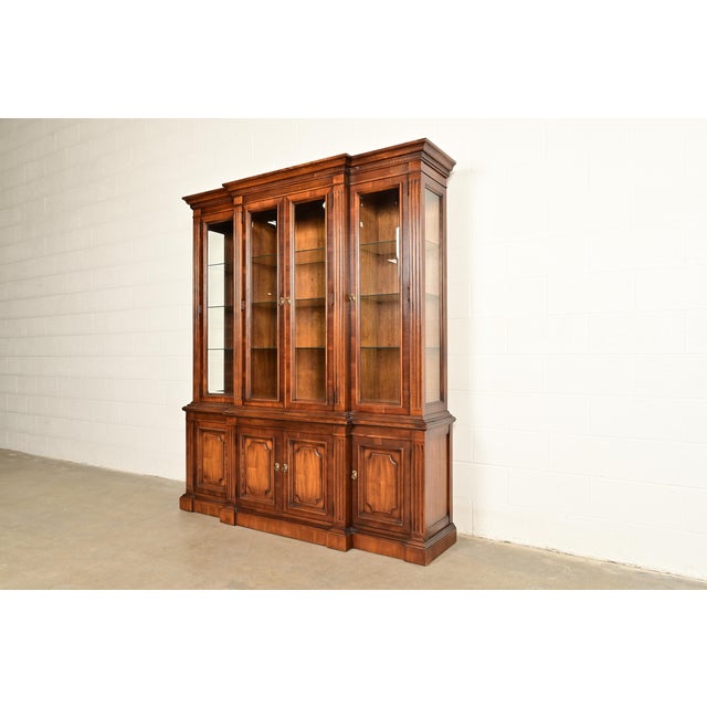 French Baker Furniture Style French Regency Carved Walnut Lighted Breakfront Bookcase Cabinet For Sale - Image 3 of 12
