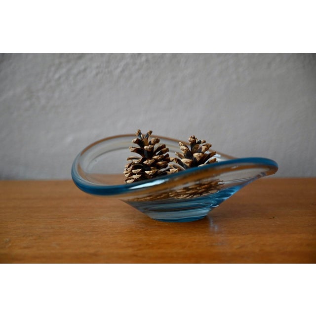 This elegant glass bowl is signed Per Lütken. It's a Holmegaard "Selencia" model, dating from the 1950s. Made with soft,...