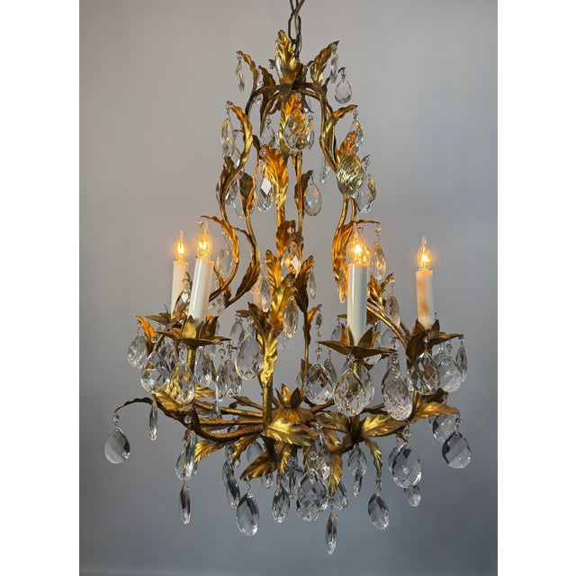Vintage Italian Gilt Tole Chandelier — Exceptional Mid-Century Modern Elegance An extraordinary vintage Italian gilt tole...