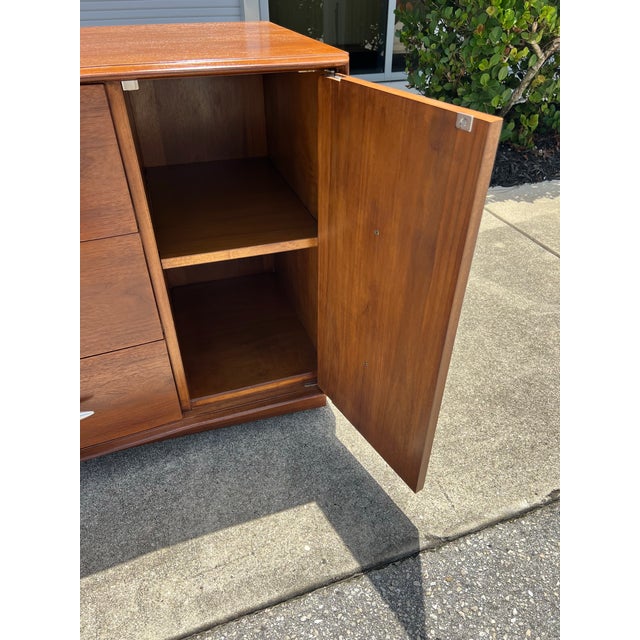John Widdicomb Mid Century Modern Sideboard/ Credenza by T. H. Robsjohn-Gibbings for John Widdicomb For Sale - Image 4 of 12