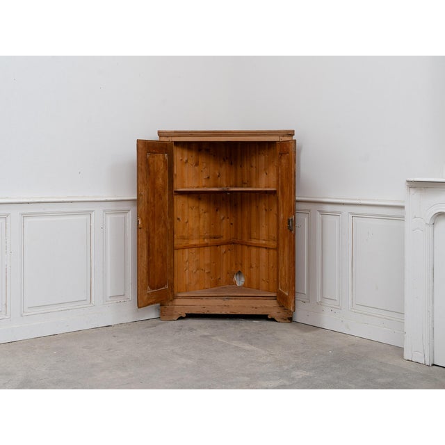 Beautiful antique pine corner cabinet dating from the 1930s. Designed to fit snugly into a corner, it makes the most of...