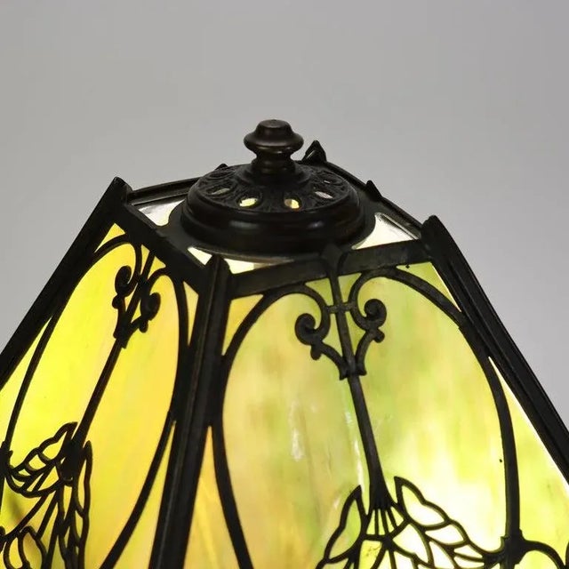 1920s Antique Wilkinson Arts & Crafts Four-Panel Slag Glass Table Lamp C1920 For Sale - Image 5 of 9