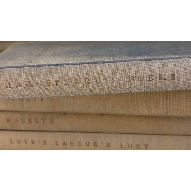 Blue 17th Century 13 Shakespeare Books Collection - The Yale Shakespeare For Sale - Image 8 of 12