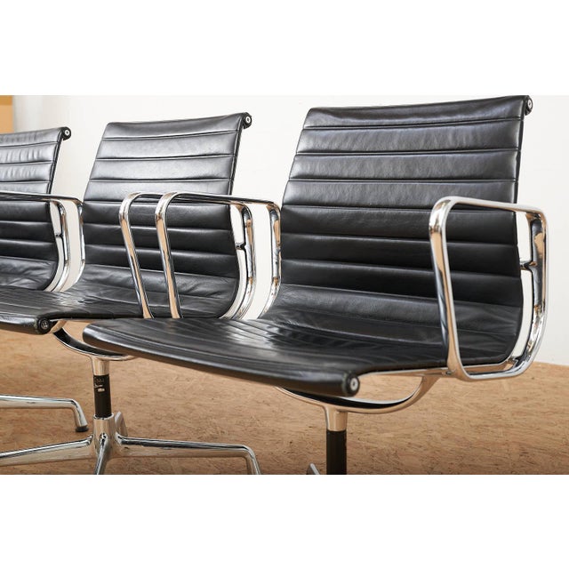 Metal Swivel Chair EA 104 in Chrome-Plated Aluminum and Black Leather Upholstery by Ray and Charles Eames for Vitra, 1958 For Sale - Image 7 of 18