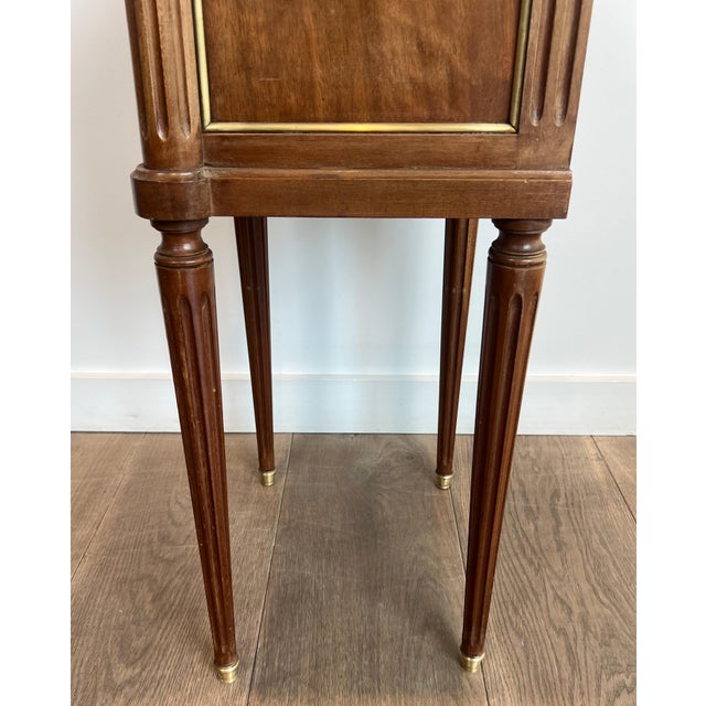 1940s Pair of wood and brass side tables with Carrara marble tops in the style of Maison Jansen For Sale - Image 10 of 12