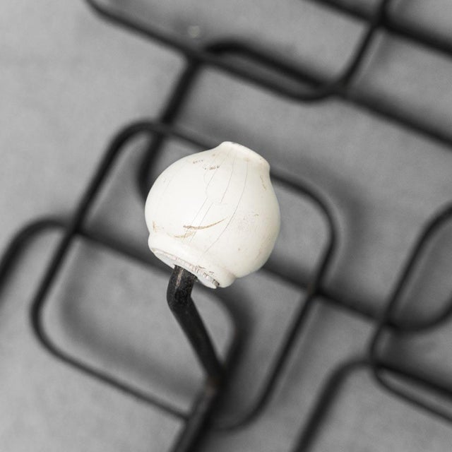 1970s-style coat rack. Metal frame. Complete with 8 white hooks. Good condition, with some signs of wear. See photos.