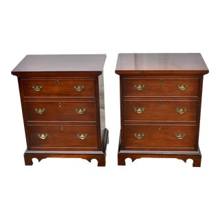 Vintage Pair of Craftique Mahogany Traditional Style Nightstands For Sale