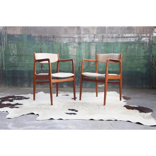 Set of Six Mid-Century Modern Teak Dining Chairs by Benny Linden for Benny Linden Designs This elegant set of six Mid-...