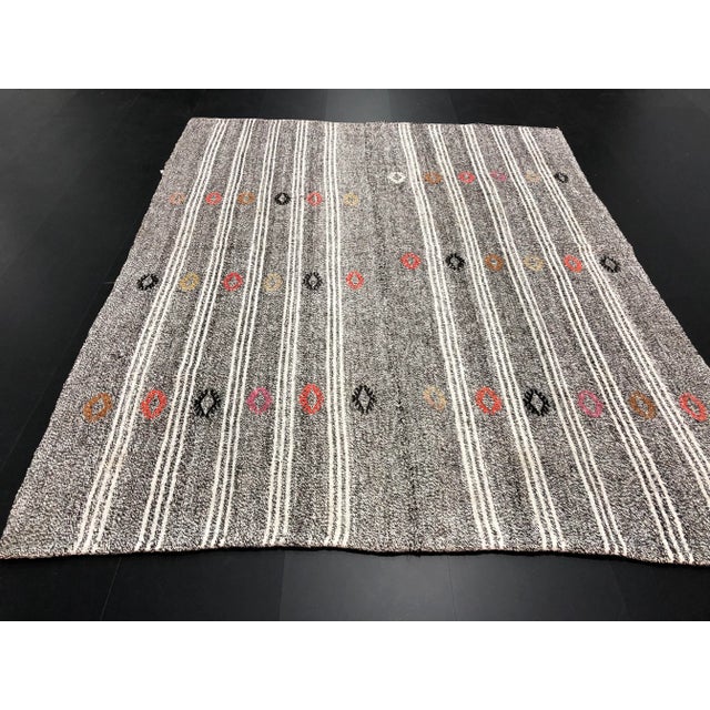 Antique White 1960s Vintage Turkish Aztec Handmade Floral Patterned Area Kilim Rug- 5′3″ × 6′9″ For Sale - Image 8 of 11