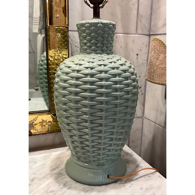 John Dickinson Mid 20th Century Plaster Basketweave Coastal Style Table Lamp For Sale - Image 4 of 8