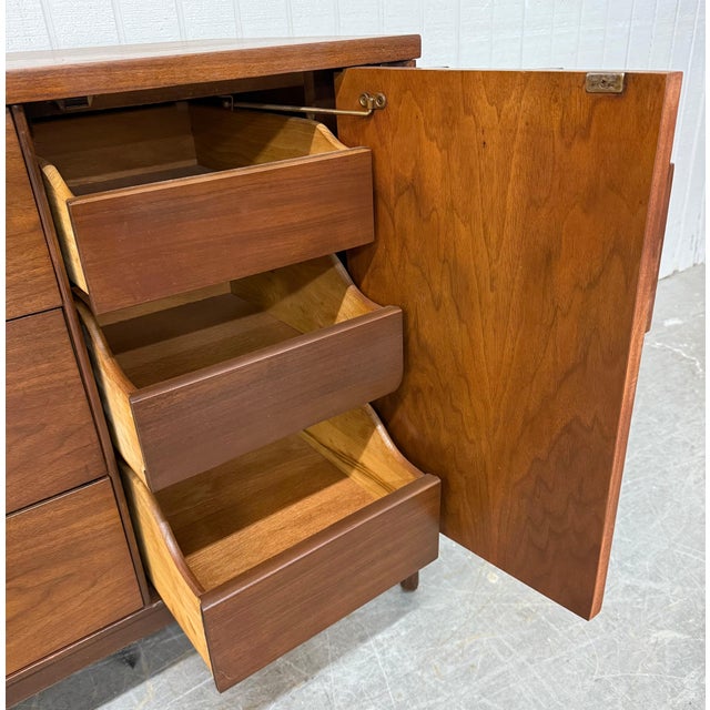 Mid-Century Modern Kent Coffey Perspecta 12-Drawer Walnut Dresser For Sale In Philadelphia - Image 6 of 10