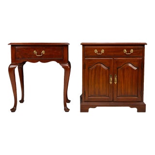 1986 Henkel Harris African Mahogany Queen Anne Nightstand Table Set of 2 For Sale