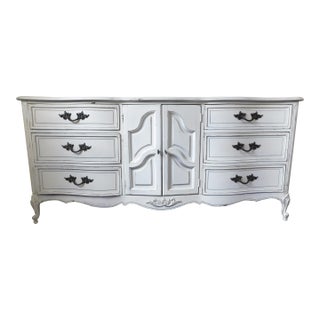 Vintage Mid Century French Provincial Dixie Furniture White Distressed Triple Dresser For Sale