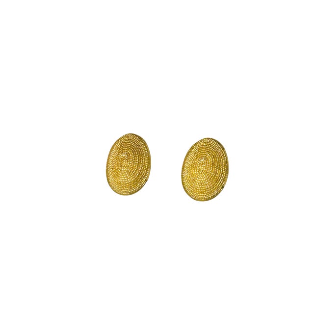 David Yurman Pair of Vintage Premier Usa Gold Tone Rope Clip-on Earrings – Textured Domed Oval Button Earrings, 1980s For Sale - Image 4 of 5