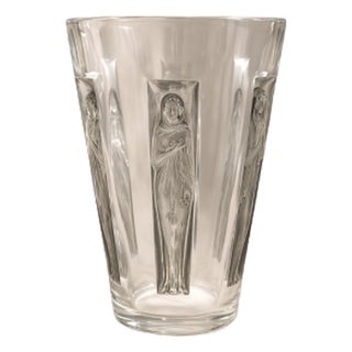 White Glass Six Figurines Vase from René Lalique, 1912 For Sale