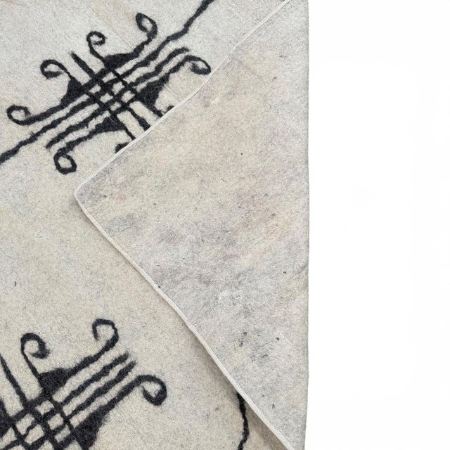 Modern Central Asian Felt Rug | Black Tribal Motif | 10x15 For Sale In Los Angeles - Image 6 of 6