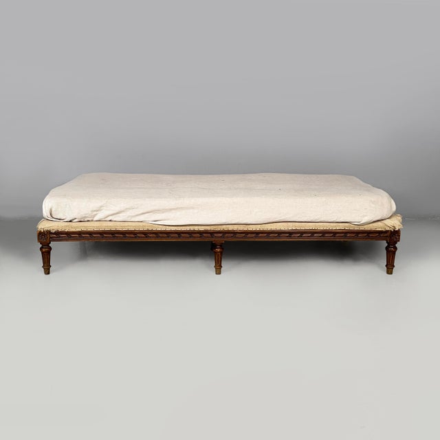 Italian vintage daybed in beige fabric and wood, early 1900s Daybed in white-beige fabric and wood. The rectangular...
