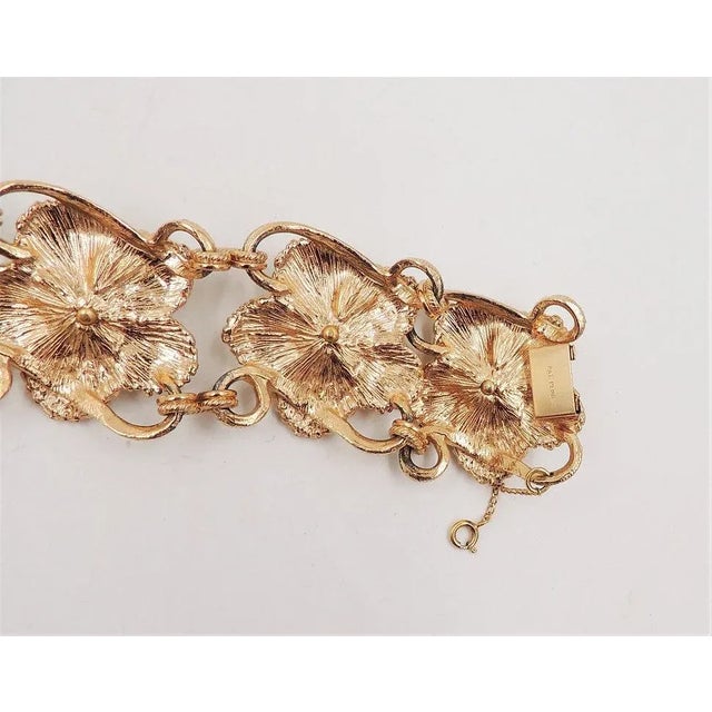 Vintage 1950s Signed Napier Goldtone Faux-Pearl Flower Link Bracelet For Sale - Image 9 of 9